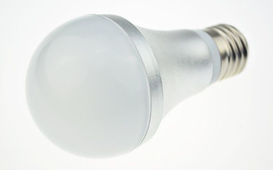 Λάμπα φωτός των οδηγήσεων Dimmable βολβών σφαιρών των αδιάβροχων IP65 οδηγήσεων SMD 5 W E26 120 βολτ